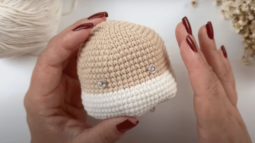 Primer Plano De Unas Manos Sosteniendo Un Gorro De Conejo Amigurumi De Ganchillo Adorable Creación Hecha a Mano
