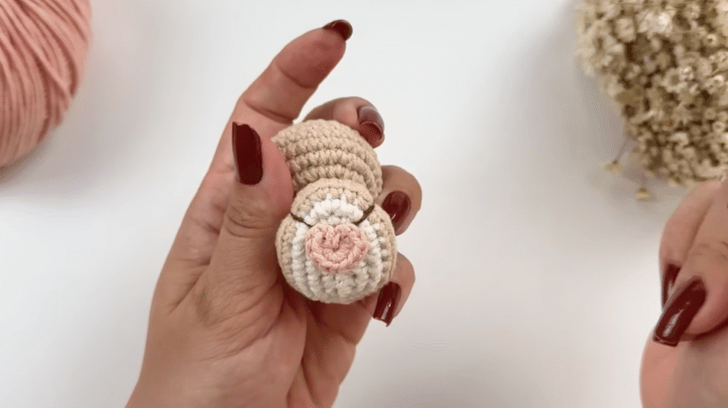 Primer Plano De Unas Manos Sosteniendo Un Conejito Amigurumi De Crochet Adorable Patrón De Crochet
