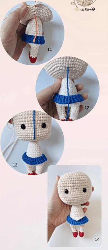 Tres Imágenes Que Muestran El Proceso Paso a Paso Para Unir La Cabeza Al Muñeco Tejido a Crochet Los Pasos Incluyen Pasar Hilo Por El Cuello Y Asegurarlo La Cuarta Imagen Muestra La Muñeca Completa Con Una Falda Azul Una Blusa Blanca Y Zapatos Rojos Que Se Asemeja a Un Patrón Gratuito De Tejido Inspirado En Sailor Moon