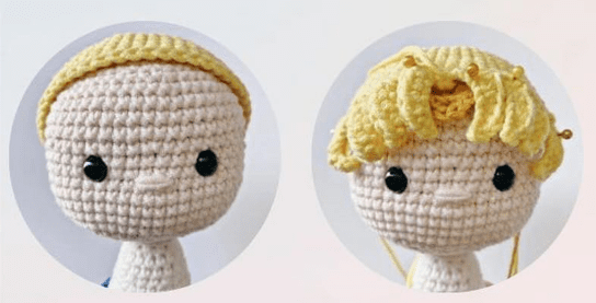 Se Muestran Dos Muñecos De Ganchillo Uno Al Lado Del Otro La Muñeca De La Izquierda Tiene El Pelo Corto De Color Amarillo Claro Parecido a Un Gorro De Lana Con Ojos Negros Y Una Pequeña Sonrisa La Muñeca De La Derecha Una Sailor Moon Amigurumi Tiene El Pelo Amarillo Rizado Y Desgreñado Ojos Negros Y Una Pequeña Sonrisa Ambas Muñecas Tienen Una Tez De Color Beige Claro