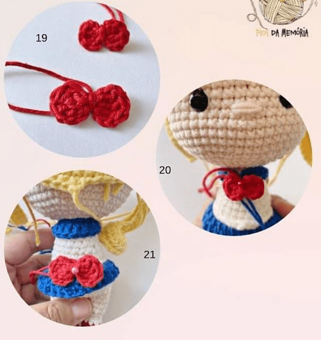 Tutorial De Crochet De Tres Pasos Que Muestra Cómo Colocar Detalles De Lazo Rojo En Una Muñeca Inspirada En Sailor Moon Imagen 19 Dos Lazos Rojos De Crochet Imagen 20 Un Lazo Rojo Pegado Al Pecho De La Muñeca Imagen 21 Otro Lazo Rojo Pegado a La Falda De La Muñeca sigue Este Patrón Gratuito Para Obtener Resultados De Tejido Perfectos