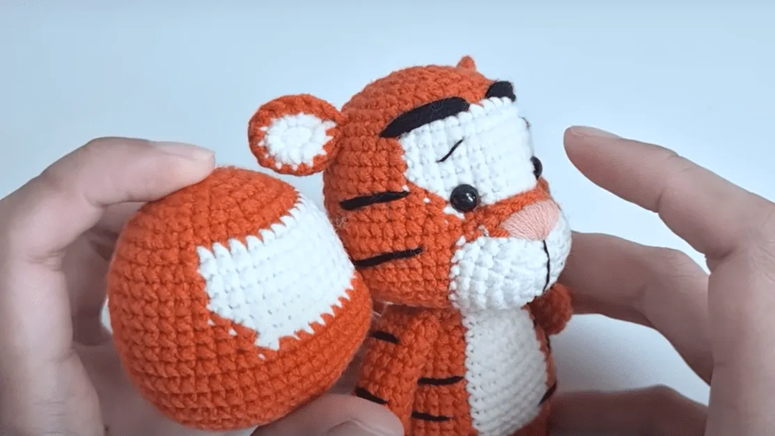 Juguete amigurumi Tigger de ganchillo, hilo naranja y blanco