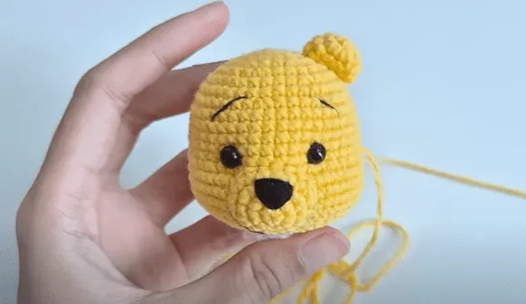Cabeza de Winnie the Pooh tejida a crochet con ojos y nariz negros
