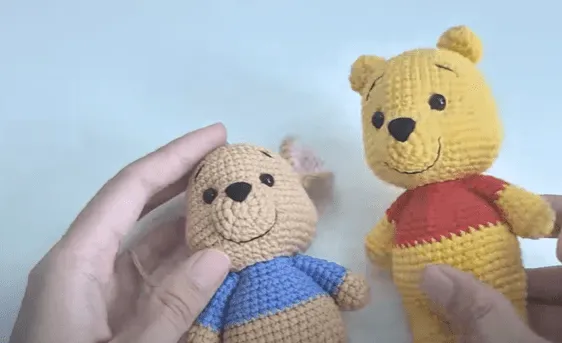 Adorables peluches de Winnie Pooh y Piglet tejidos a crochet.
