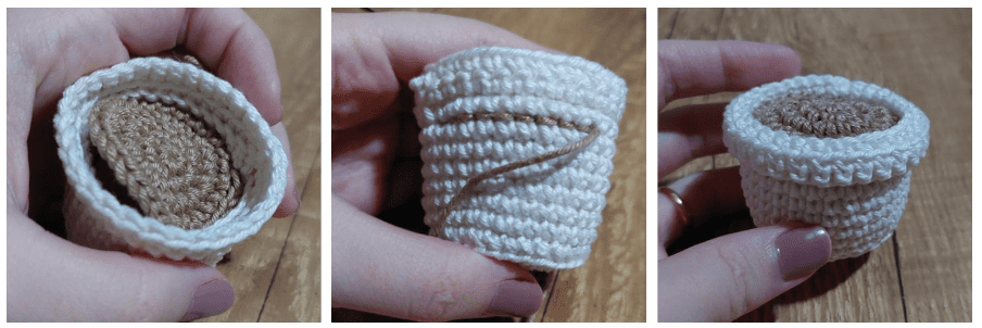 Tres Imágenes Muestran La Creación De Una Pequeña Maceta Tejida a Crochet En Color Beige Y Blanco La Primera Imagen Muestra Una Mano Sosteniendo Un Bote De Crochet Vacío La Segunda Imagen Muestra La Misma Maceta Con Hilo Beige Sobresaliendo Muy Parecido a Lo Que Encontrarías En Un Tutorial De Amigurumi Cactus De Amigurumi La Tercera Imagen Muestra La Olla Con Una Tapa Tejida a Crochet En La Parte Superior