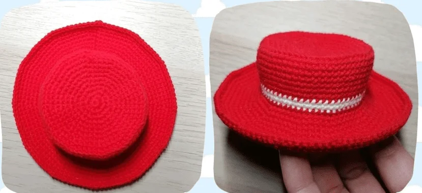 Dos Imágenes De Un Pequeño Sombrero Rojo Tejido a Mano La Imagen De La Izquierda Muestra Una Vista De Arriba Hacia Abajo Resaltando El Intrincado Patrón De Crochet La Imagen De La Derecha Muestra Una Vista Lateral Que Revela Un Ala Ancha Y Una Banda Blanca Alrededor De La Corona Sostenida Entre Los Dedos Para Escalar