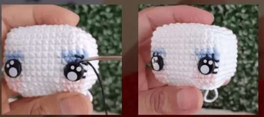 Los Dedos De Una Persona Sostienen Un Cubo De Crochet Blanco Con Ojos De Dibujos Animados Y Un Ligero Rubor En Las Mejillas La Imagen De La Izquierda Muestra Un Ganchillo Cosiendo Hilo Negro En Uno De Los Ojos Mientras Que La Imagen De La Derecha Muestra La Linda Cara Completa Con Ojos Grandes Y Rubor Usando Patrones De Patrones De Crochet En Español