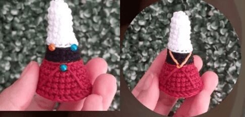 Dos Imágenes Muestran Una Figura De Gnomo Amigurumi Hecha a Mano De Alicia En El País De Las Maravillas Con Un Sombrero Alto Blanco Una Banda Negra Y Un Cuerpo Rojo El Gnomo De La Imagen De La Izquierda Tiene Un Collar De Cadena De Oro Y La Imagen De La Derecha Tiene Tres Alfileres De Colores verde Azul Naranja Unidos a La Banda Del Sombrero