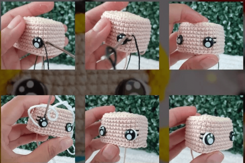 Un Tutorial Paso a Paso De Amigurumi En Español Que Muestra Manos Cosiendo Rasgos Faciales En Un Pequeño Cubo Tejido a Crochet Con Hilo Blanco Y Negro El Cubo De Hilo Beige Con Grandes Ojos Bordados Parece Estar Inspirado En Alicia En El País De Las Maravillas Sobre Un Fondo De Follaje Verde