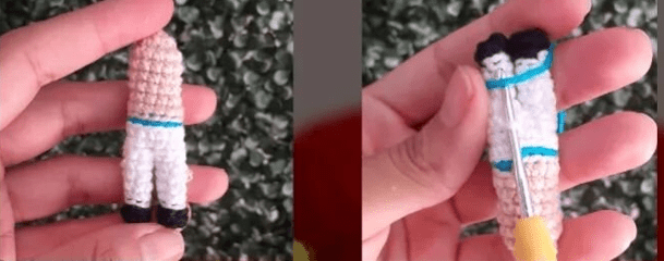 Dos Imágenes Muestran Manos Sosteniendo Una Figura Tejida a Crochet Que Se Asemeja a Una Pequeña Muñeca La Figura Tiene La Cabeza Y Las Manos De Color Beige Ropa Blanca Con Una Franja Azul Y Pies Negros Una Imagen Muestra Una Aguja De Crochet Insertada En Ella Ambas Imágenes Tienen Un Fondo De Vegetación Texturizada Patrón De Amigurumi Gratuito