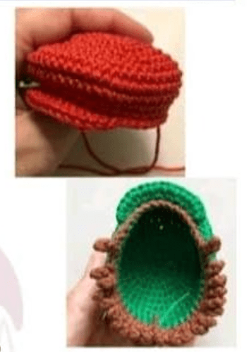 Dos Imágenes Muestran Manos Sosteniendo Objetos Tejidos a Crochet Que Se Asemejan a Frutas La Imagen Superior Muestra Un Objeto Rojo Con Textura Similar a Una Fruta Segmentada La Imagen Inferior Muestra Una Pieza Interior De Crochet Verde Con Un Borde Marrón Ligeramente Abierta Para Mostrar Su Interior Perfecto Para Los Fans De Tejer Mario Bros Amigurumi En Español