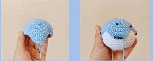 Dos Imágenes Que Muestran El Trabajo De Crochet En Progreso La Imagen De La Izquierda Muestra Una Mano Sosteniendo Una Pieza De Crochet Azul a Medio Terminar La Imagen De La Derecha Muestra La Misma Pieza Con Un Fondo Blanco Y Pequeños Alfileres Negros Que Marcan Las Características Comenzando a Parecerse a Una Ballena Perfecta Para Quienes Exploran Amigurumi Gratis