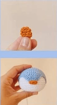 Una Imagen De Dos Partes Que Muestra El Progreso De Un Proyecto De Crochet La Sección Superior Presenta Una Mano Que Sostiene Una Pequeña Pieza De Ganchillo De Color Naranja La Sección Inferior Muestra Una Mano Que Sostiene Un Objeto Esférico Tejido a Crochet Con Detalles En Azul Claro Blanco Y Pequeños Naranjas Que Se Asemeja a Un Patrón De Pingüino