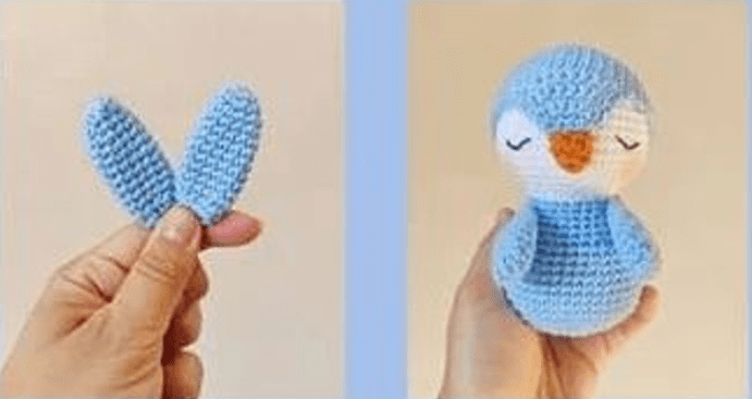 Una Mano Que Sostiene Dos Orejas De Conejo Azules Tejidas a Crochet a La Izquierda Y Dos Manos Que Presentan Un Pingüino De Crochet Azul Completo Con Un Pico Naranja Y Una Cara Blanca a La Derecha El Fondo Es Azul Claro Perfecta Para Quienes Buscan Un Patrón Amigurumi Fácil Esta Escena Inspira Crochet Para Principiantes