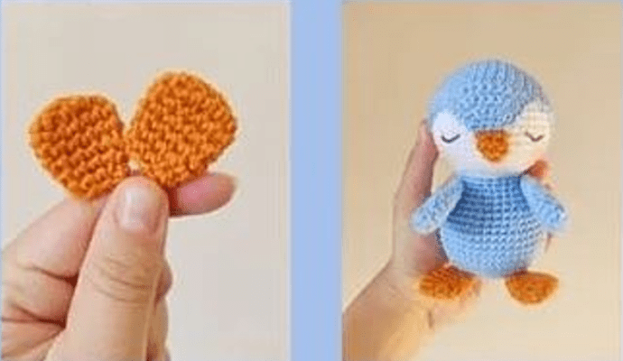 Una Mano Sostiene Dos Alas De Pájaro Naranja Tejidas a Ganchillo a La Izquierda a La Derecha Hay Un Pájaro Azul Y Blanco Tejido a Crochet Completo Con Una Gran área De Ojos Blanca Un Pico Naranja Y Patas Naranjas Este Adorable Proyecto Perfecto Para Crochet Para Principiantes Se Muestra Sobre Un Fondo Azul Pálido