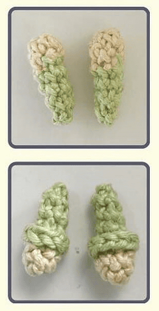 Cuatro Cactus Pequeños Tejidos a Crochet Dispuestos En Dos Filas Cada Cactus Tiene Una Base De Color Crema Con Una Parte Superior Verde La Fila Superior Muestra Un Estilo Con Una Textura Irregular Y La Fila Inferior Muestra Otro Estilo Con Una Textura Más Suave