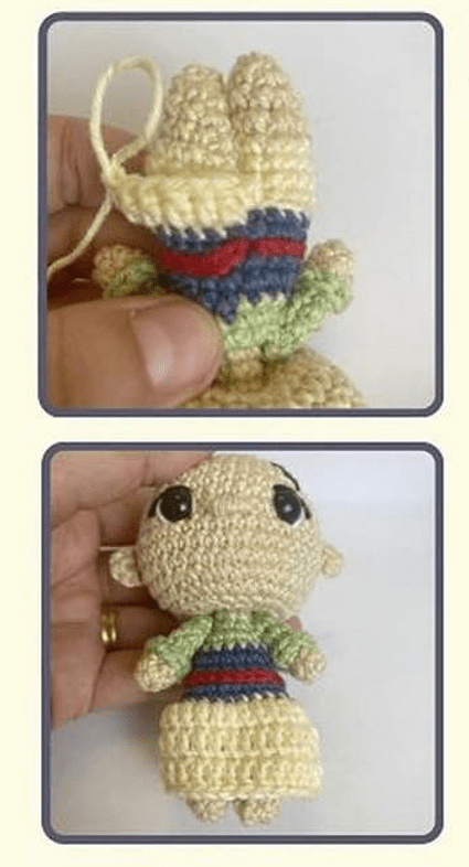 Dos Imágenes De Una Mano Que Sostiene Un Muñeco De Crochet En Proceso De Elaboración En La Primera Imagen Solo Se Muestra El Cuerpo Del Muñeco Y La Cabeza Y Las Extremidades Parcialmente Hechas En La Segunda Imagen La Cabeza Del Muñeco Está Casi Completa Con Ojos Grandes Y Oscuros Y Un Cuerpo Simple E Inacabado