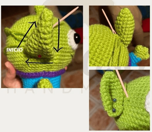 Primer Plano De Un Muñeco De Peluche Verde Tejido a Crochet Con Orejas Grandes Y Puntiagudas La Imagen Principal Muestra El Comienzo De Una Oreja Con Un Palillo Apuntando Hacia Ella Y Con La Etiqueta inicio Los Recuadros Más Pequeños Muestran Vistas Adicionales De La Oreja Desde Diferentes ángulos