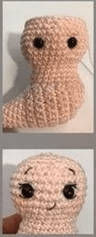 Dos Imágenes De Un Muñeco De Peluche Tejido a Mano La Imagen Superior Muestra La Cabeza Del Muñeco Y El Cuerpo Parcialmente Formado Con Ojos Grandes Redondos Y Negros La Imagen Inferior Muestra La Cabeza Terminada Con Una Cara Sonriente Y Pestañas Añadidas El Muñeco Está Hecho Con Hilo Rosa Claro