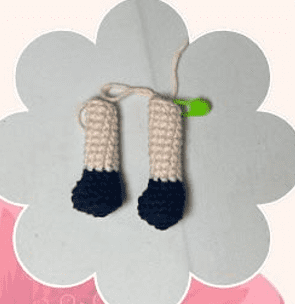 Piernas Amigurumi Tejidas a Crochet Color Crema Y Azul Marino Listas Para Unir