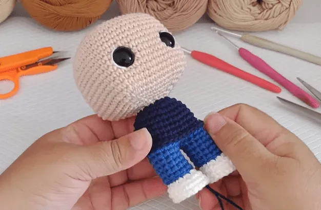 Manos tejiendo los pantalones amigurumi de Don Ramón. Tutorial de amigurumis.