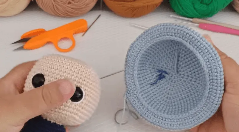 Primer plano de cabeza y gorro de amigurumi tejido a crochet, creación de Don Ramón en proceso.
