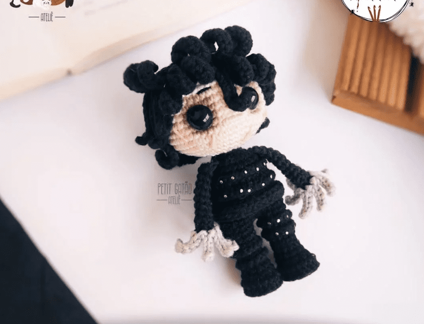 Muñeca Amigurumi De Crochet De Miércoles Addams De La Serie De Netflix