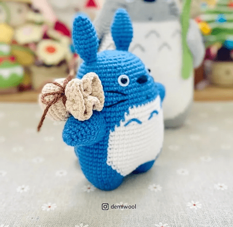 Adorable Amigurumi De Totoro Azul Tejido a Crochet Con Un Pequeño Bolso Beige Patrón De Crochet Gratuito Disponible