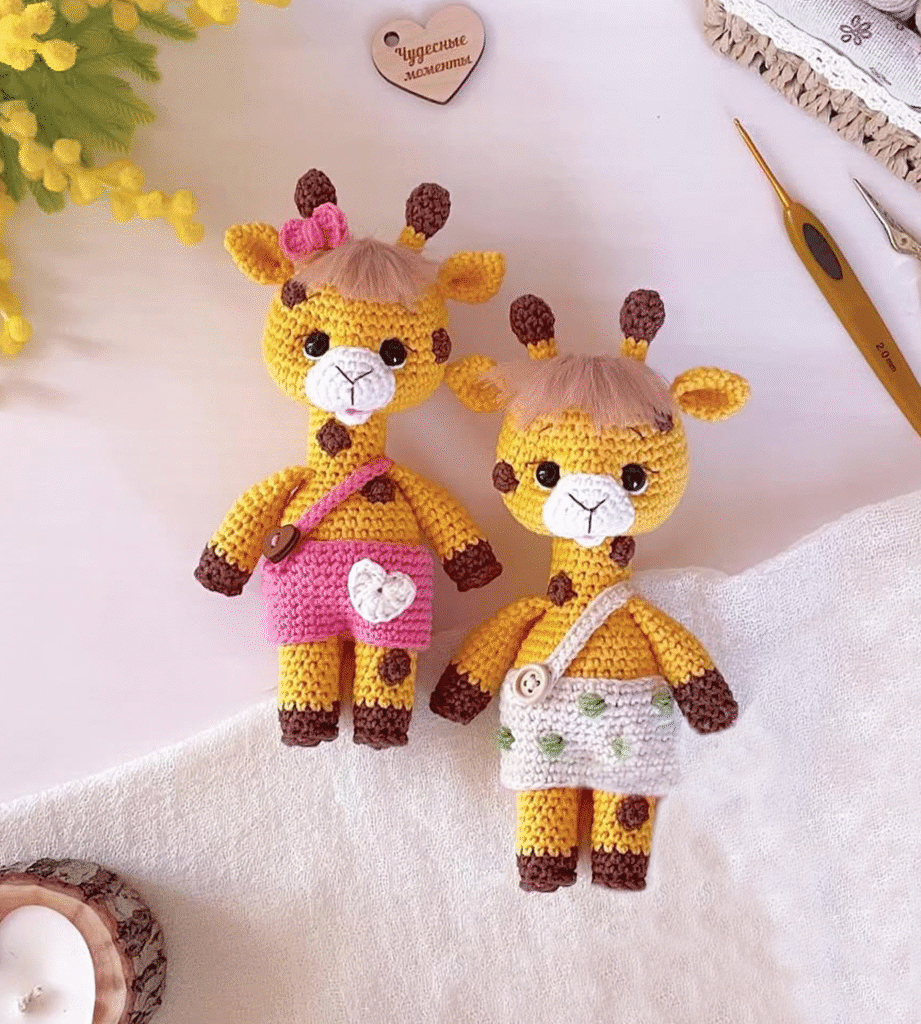 Adorables Juguetes Amigurumi De Jirafa Tejidos a Crochet Uno En Color Rosa Y Otro Con Traje Verde