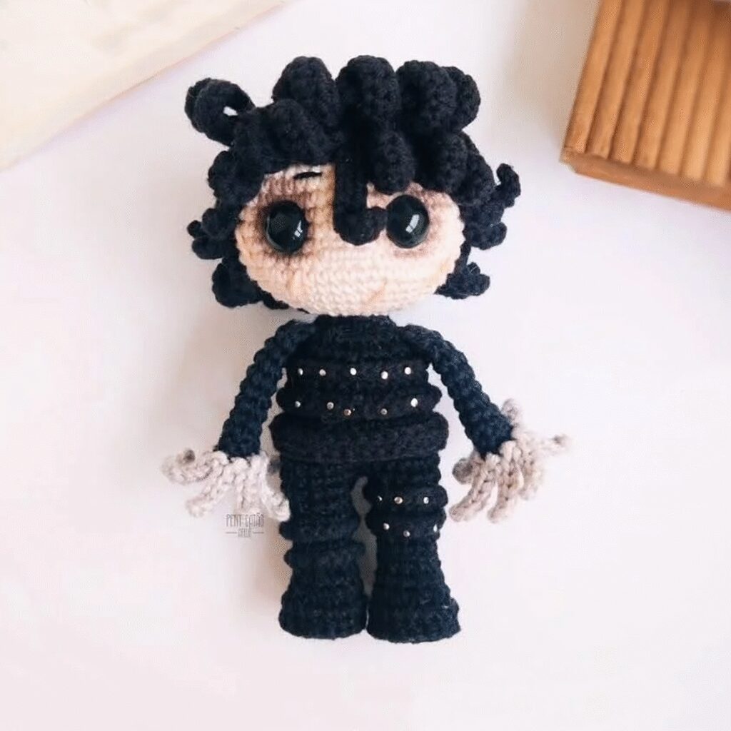 Adorable Amigurumi Tejido a Crochet De Miércoles Addams De La Serie De Netflix