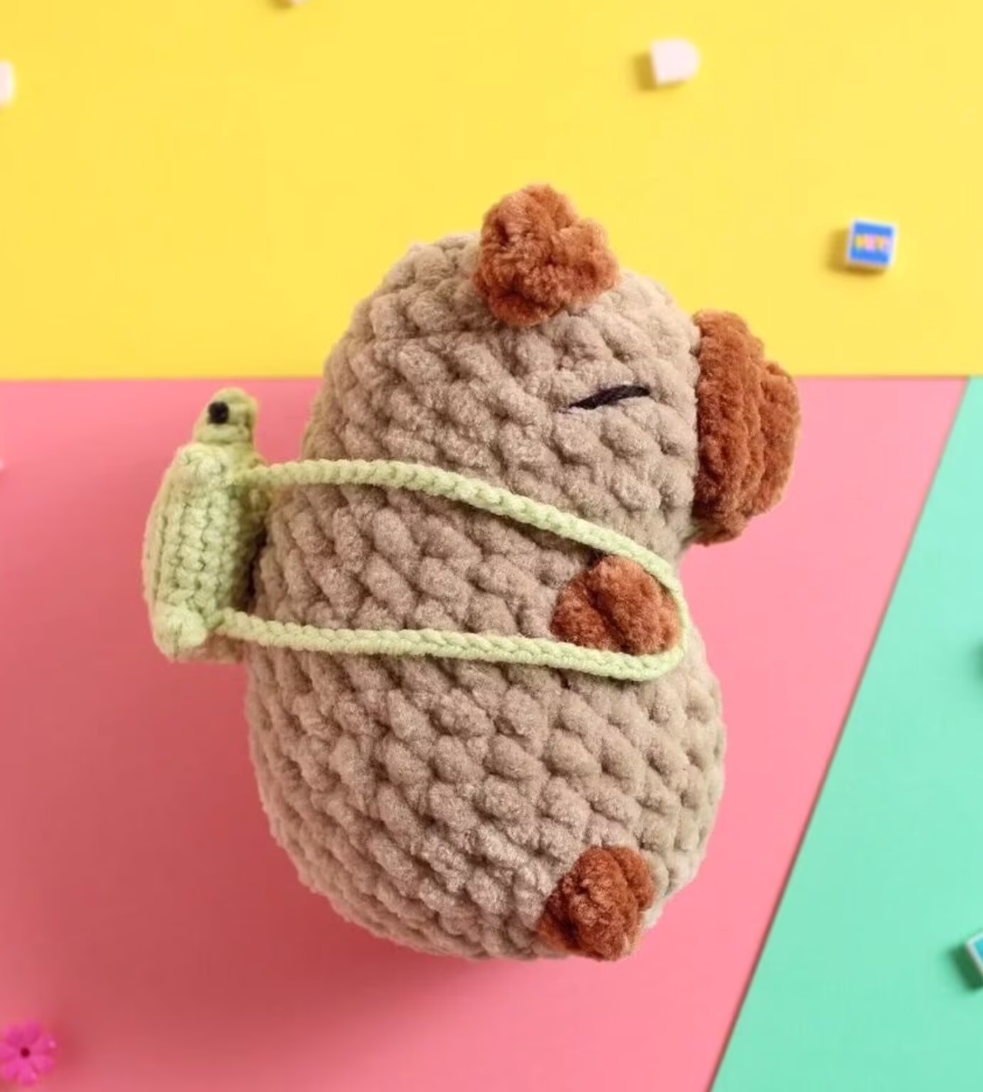 Adorable Capibara Amigurumi Tejido a Crochet Con Una Pequeña Mochila
