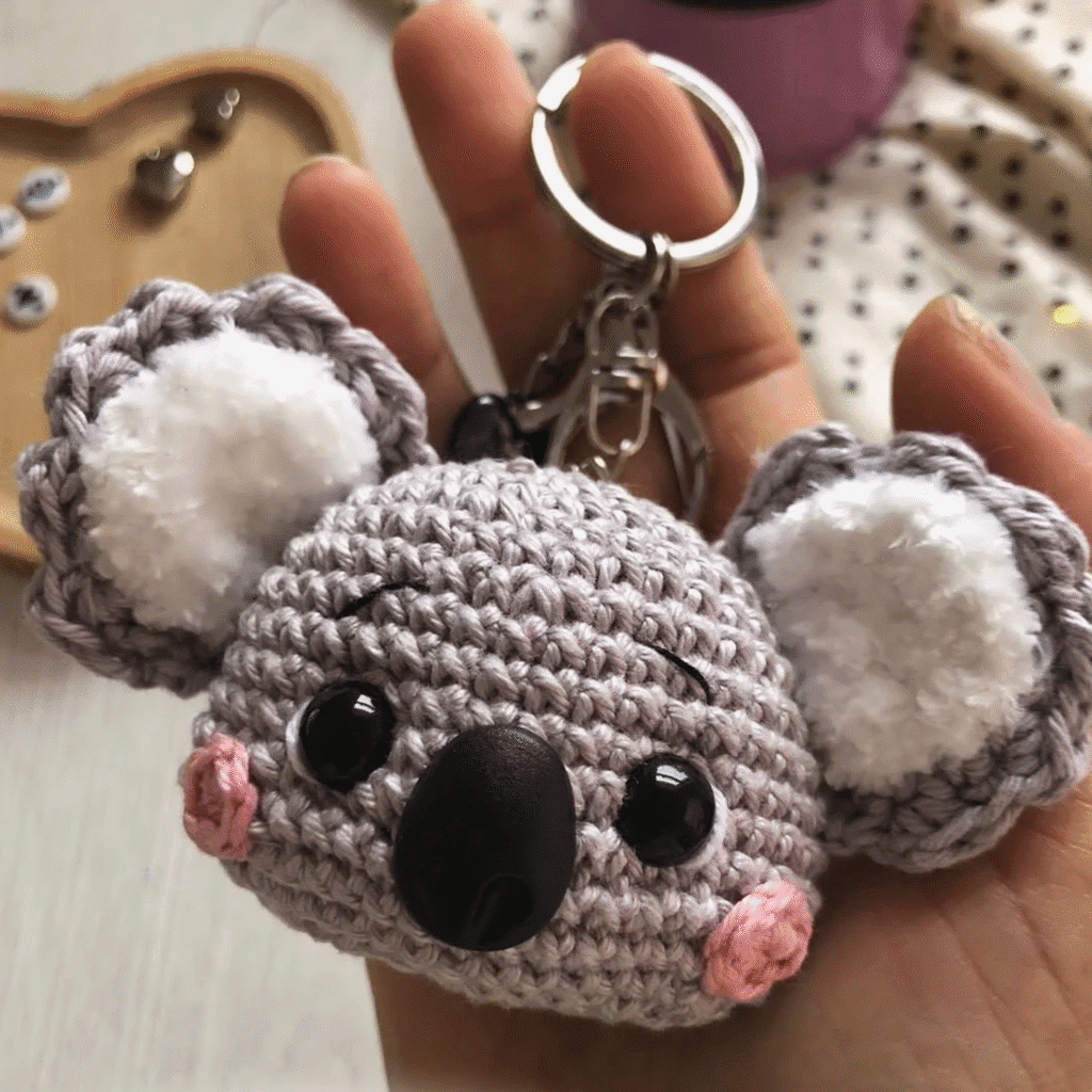 Adorable Llavero Amigurumi De Koala Tejido a Crochet Patrón Gratuito Disponible