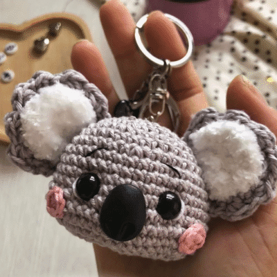 Adorable Llavero Amigurumi De Koala Tejido a Crochet Patrón Gratuito Disponible