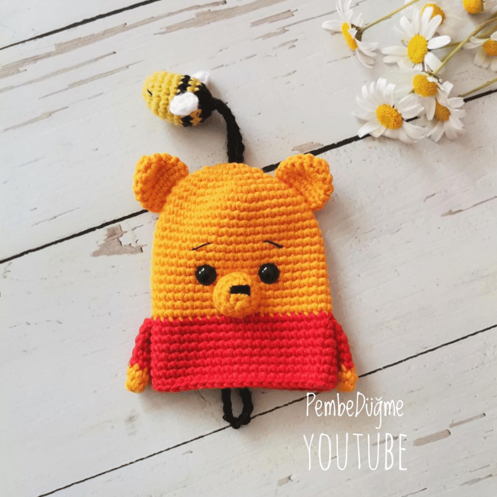 Adorable Llavero Amigurumi De Winnie the Pooh Con Una Abeja Patrón Gratuito Disponible