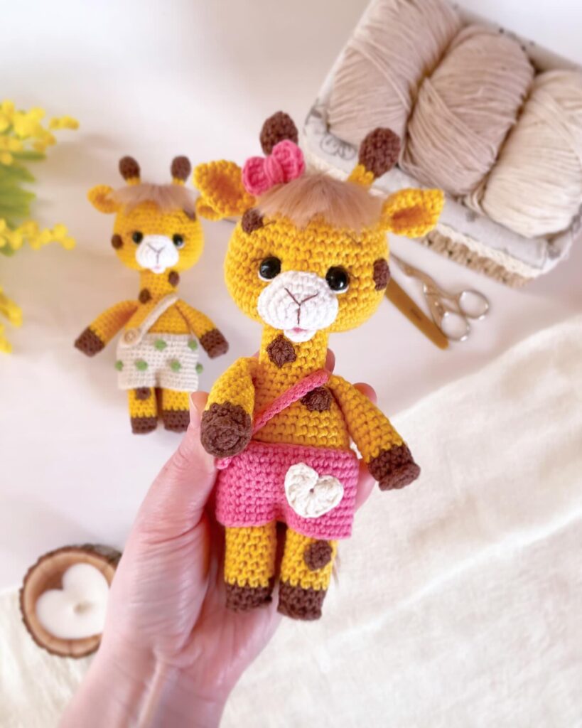 Adorable Jirafa Amigurumi De Crochet Con Pantalones Cortos Rosas Juguete Hecho a Mano