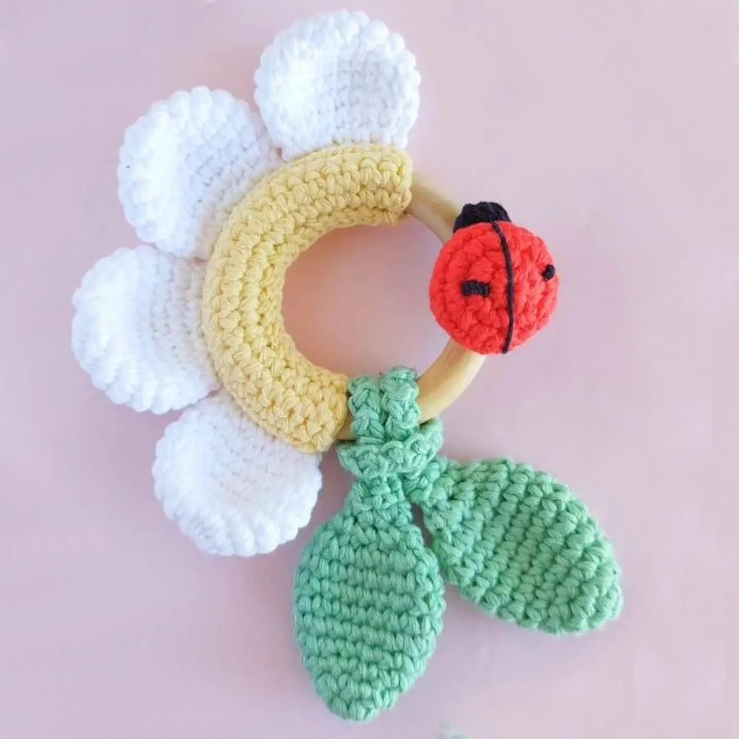 Mordillo con flor y mariquita tejido a crochet por Natalia Amigurumis