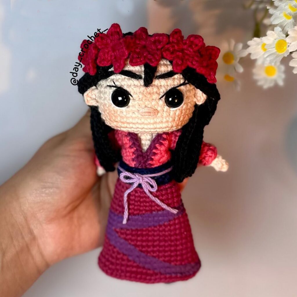Adorable Muñeca Mulan Amigurumi De Crochet Con Vestido Rojo Y Corona De Flores patrón Gratuito Disponible