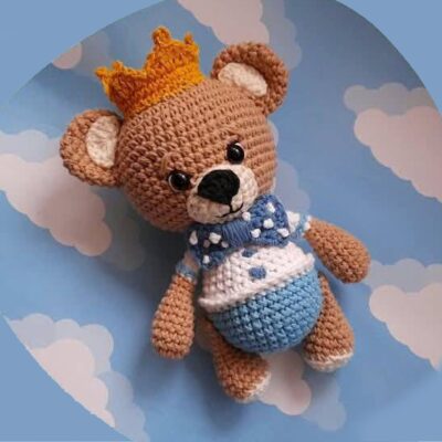 Adorable Osito De Peluche Amigurumi Tejido a Crochet Con Corona Y Traje Azul