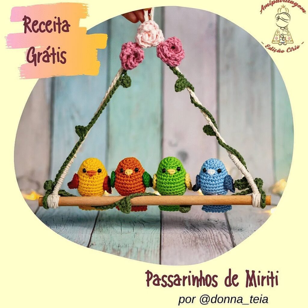Adorables Pájaros Amigurumi De Crochet En Una Percha De Madera Con Flores patrón Gratis