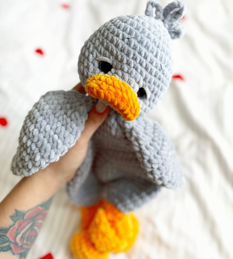 Adorable Pato Amigurumi Gris Tejido a Crochet Con Patas Y Pico De Color Naranja