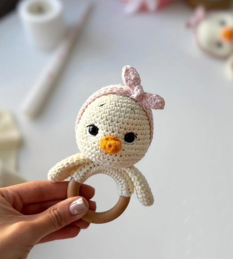Adorable Sonajero De Patito Amigurumi De Crochet Con Lazo Rosa Tutorial De Patrón De Crochet Gratuito