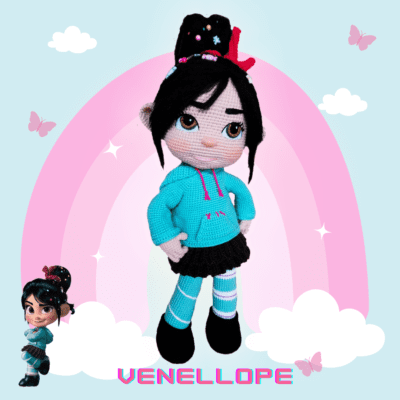 Una muñeca tejida a crochet de Vanellope se encuentra de pie con confianza y las manos en las caderas. Tiene el pelo negro, lleva una sudadera con capucha turquesa, una falda negra y leggings a rayas. Una pequeña imagen del personaje animado Vanellope aparece a su lado, con un arcoíris colorido y mariposas de fondo. "VENELLOPE" está escrito debajo.