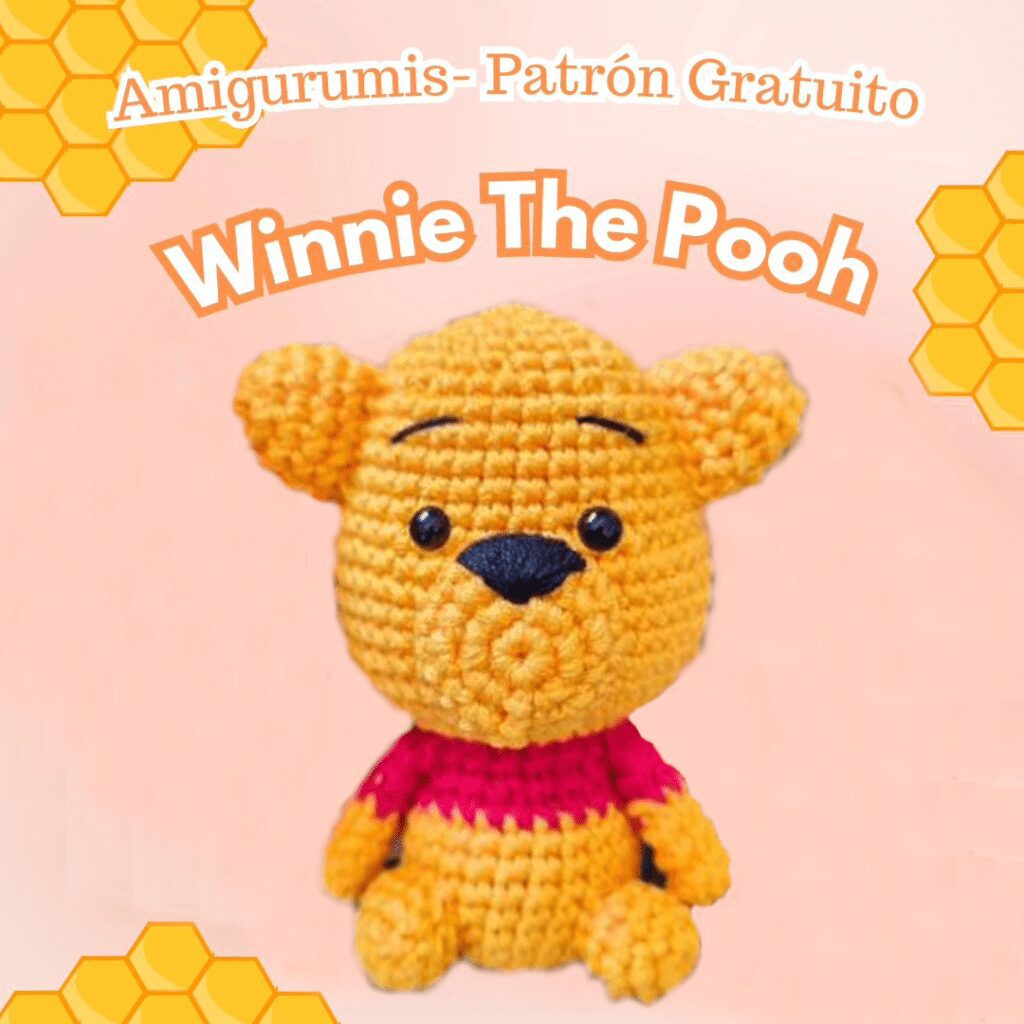Una Muñeca Amigurumi De Winnie Pooh Tejida a Ganchillo Está Centrada Sobre Un Fondo Rosa En La Parte Superior De La Imagen Se Lee amigurumis patrón Gratuito Con winnie the Pooh Debajo Las Esquinas Están Decoradas Con Patrones De Panal Perfectos Para Los Fanáticos De Las Manualidades Con Hilo